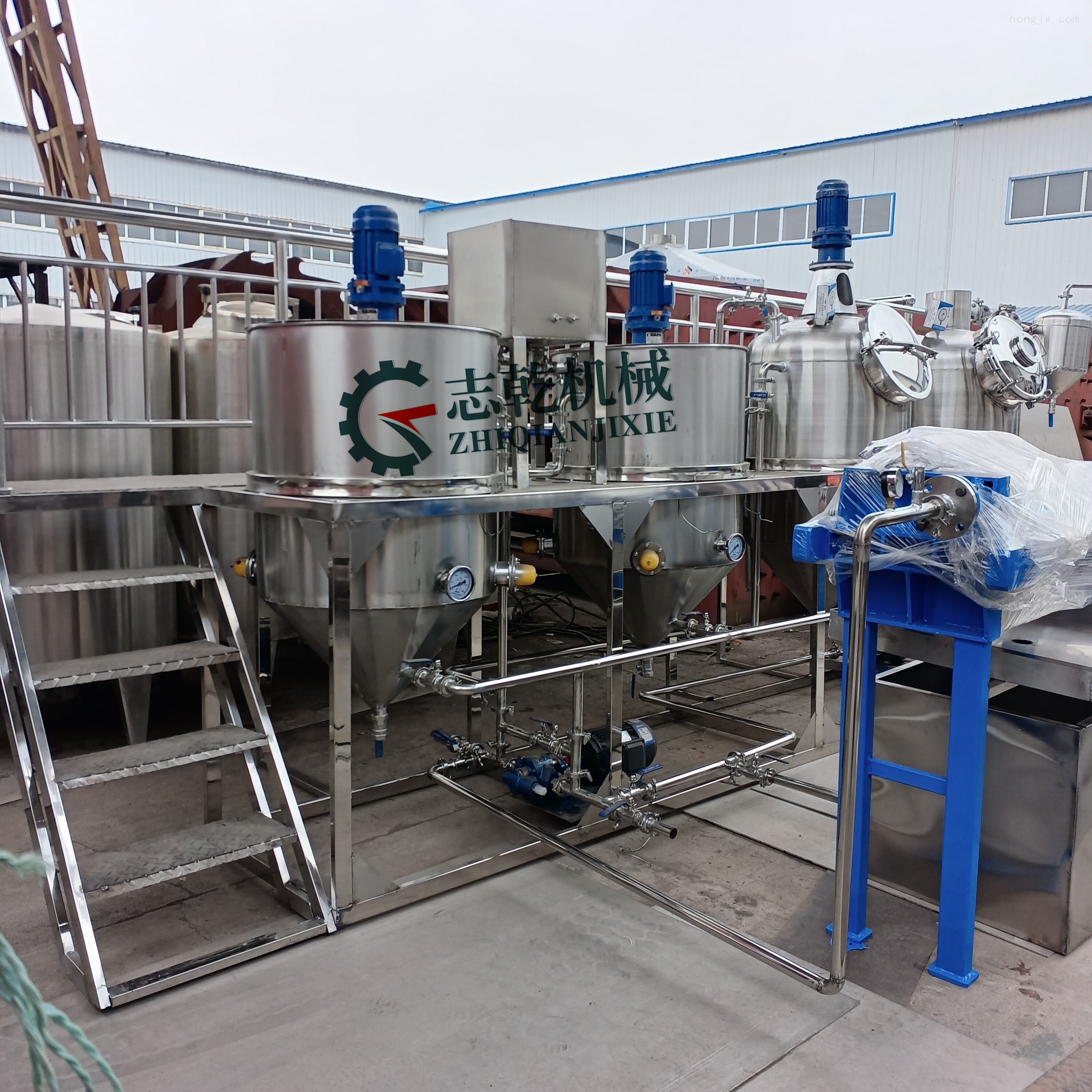 动物油精炼所用设备:脱胶罐:去除猪毛油中的胶体杂质,提高油脂质量.